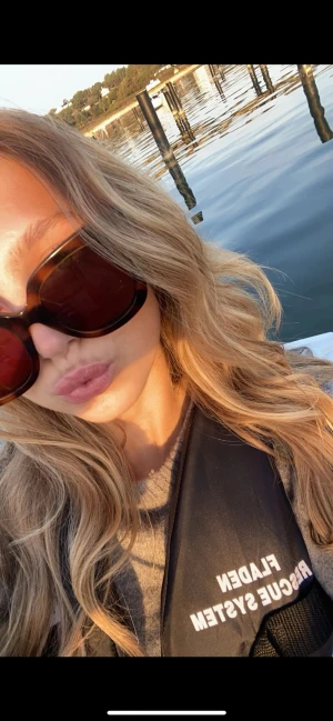 Bruna chimi 08 - Snygga solglasögon från Chimi med fyrkantig form och brunmelerad båge i acetat. Glasen är mörkbruna och bågen har en cool, chunky design med små silverdetaljer vid sidan. Perfekt accessoar för att lyfta din stil.