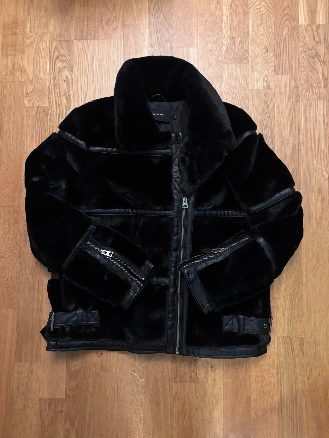 Svart pälsjacka från Vero Moda