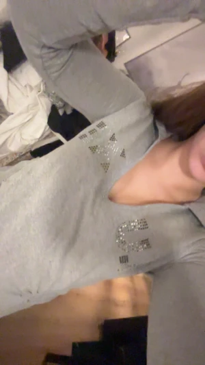 Grå hoodie med paljettdetaljer - Grå hoodie med djup v-ringning och glittriga paljettdetaljer som bildar bokstäver på bröstet. Tröjan har långa ärmar, huva och är i ett mjukt material som känns skönt mot huden. Snygg och enkel att matcha till olika outfits.