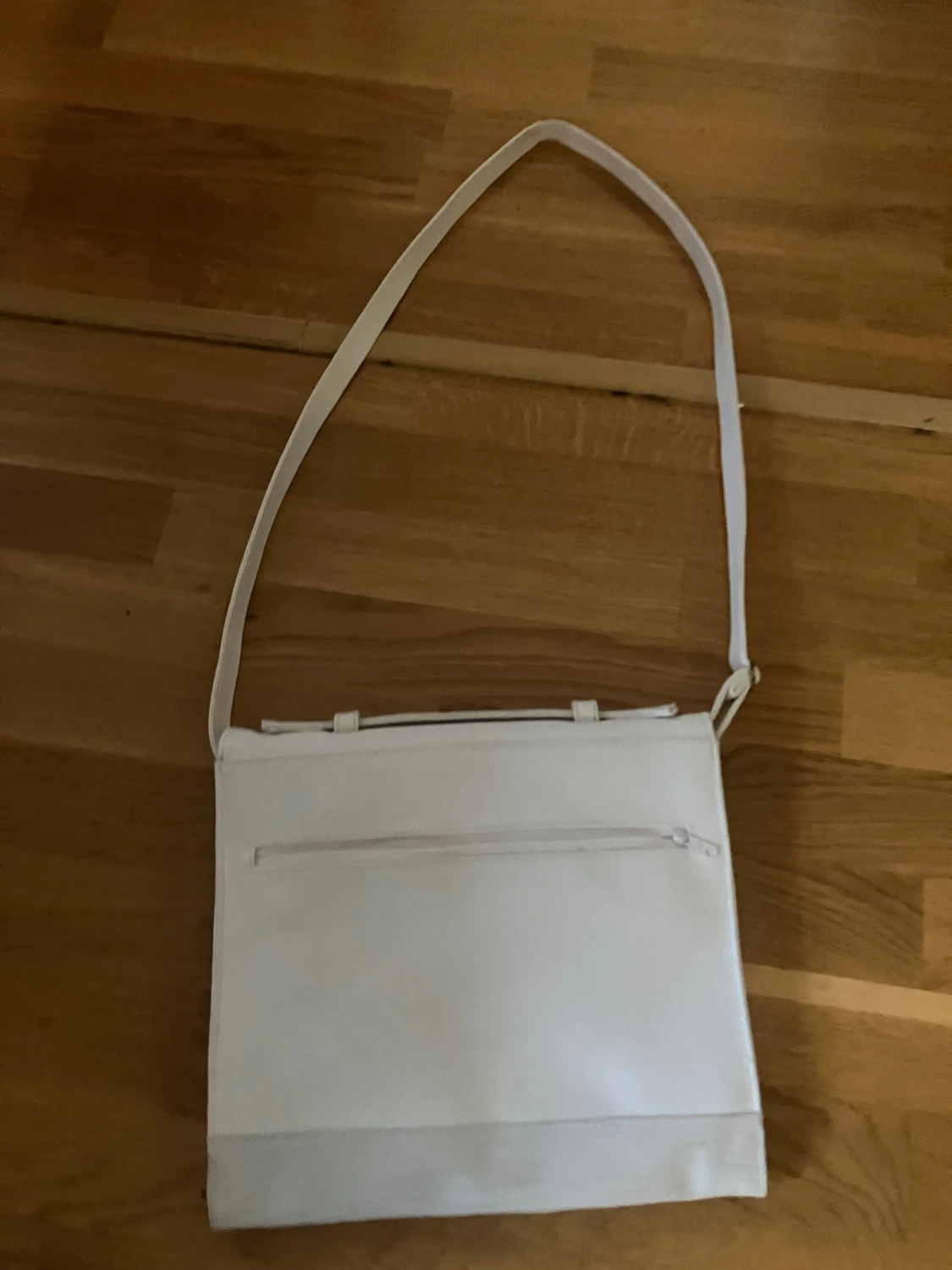 Vit axelväska i skinnimitation - 1