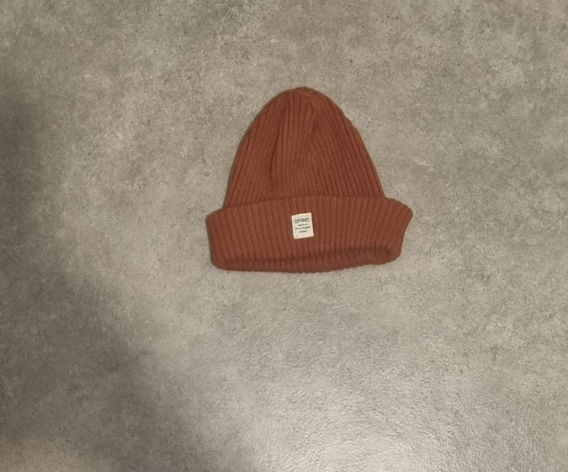 Brun ribbad mössa från Upfront - 1