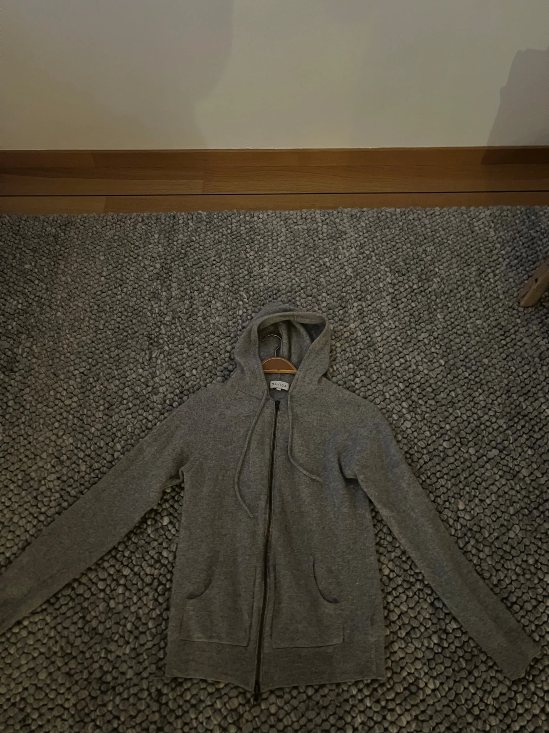 Grå hoodie i kashmir från Davida - 1