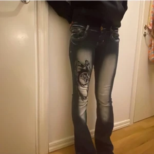 crazy age jeans - Säljer mina super coola crazy age jeans pågrund av att de blivit för små. Jeansen är väldigt unika och har en låg midja. De här jeansen är perfekta för dig som gillar unika jeans som sticker ut! Skriv till mig om ni har några frågor❤️