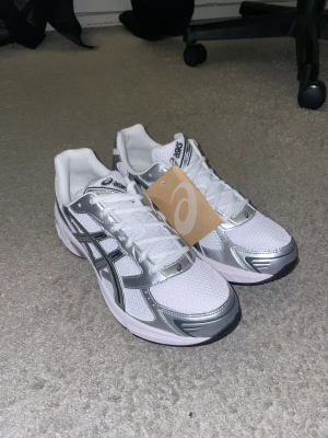 ASICS GEL-1130 sneakers - Säljer ett par ASICS GEL-1130 sneakers (äkta), aldrig använda med kvitto och box. Säljer dom eftersom att jag inte kan lämna tillbaka dom till butiken eftersom att det hade gått för lång tid. 