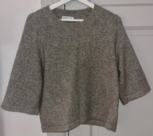 Grå stickad tröja med trekvartsärm - Mysig grå stickad tröja från Primark med rund hals och trekvartsärmar. Perfekt för dig som gillar enkel och stilren design. Materialet är mjukt och värmande, passar bra till jeans eller kjol. Snygg att bära lager på lager under höst och vinter.