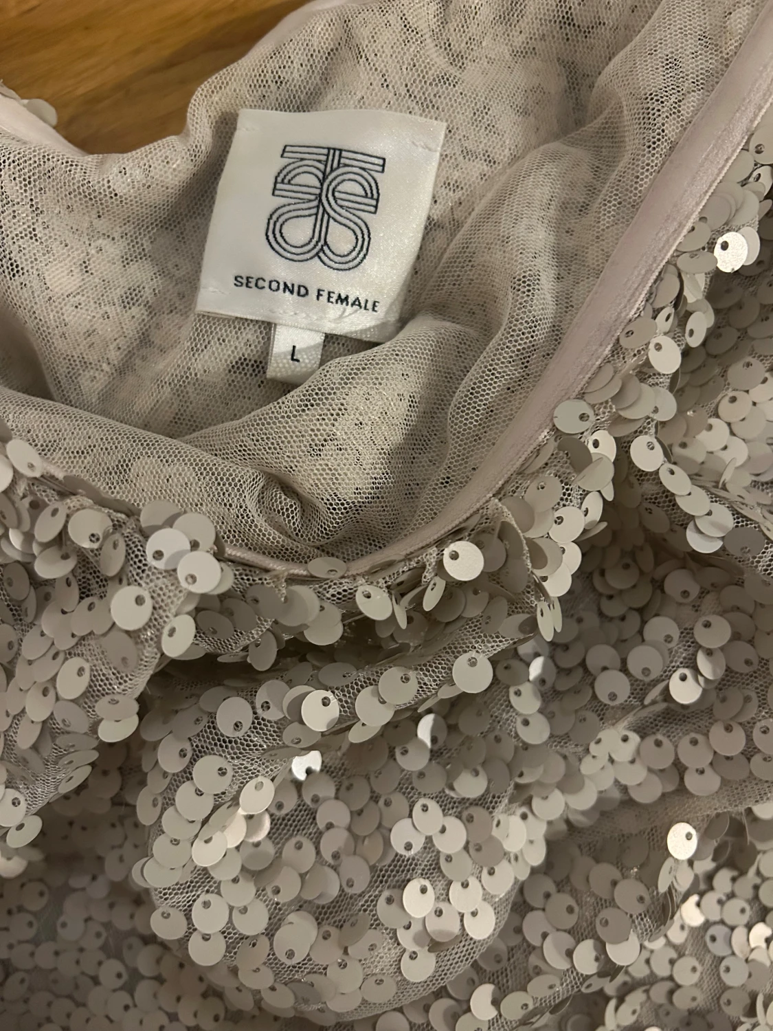 Glittrig oneshoulder topp Second Female - 2