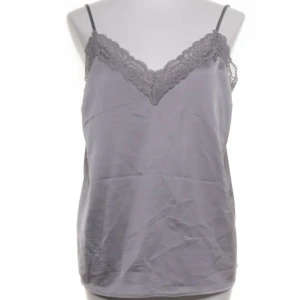 Spets linne - Säljer detta linne som är i helt nytt skick med prislappen kvar. På mina bilder är det väldigt skrynkligt eftersom det har lagat ihopvikt i en låda länge men kan såklart stryka det innan. Nypris 299. Skriv för ev frågor🥰