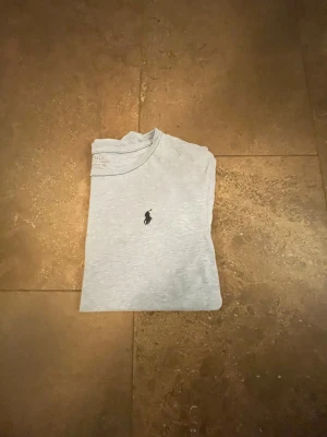 Ljusblå t-shirt från Ralph lauren - Svara snabbt skriv om det är nåt