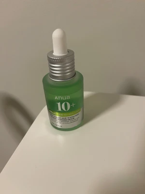 Anua Azelaic Acid 10 Hyaluron Redness Soothing Serum 30 ml - Jag säljer då det inte funkade på min hud. Endast använd två gånger. Anua Azelaic Acid 10 Hyaluron Redness Soothing Serum är ett lugnande ansiktsserum speciellt framtaget för känslig hud som lätt blir irriterad eller drabbas av rodnad och ojämn hudton. Serumet är berikat med 10 % azelainsyra från vete och korn, som bidrar till att reducera orenheter, jämna ut hudens struktur och ge en klarare och mer balanserad hud.