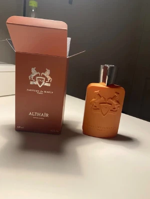 Parfums de Marly Althaïr 125ml - Althaïr Eau de Parfum från Parfums de Marly. Flaskan rymmer 125 ml och är tillverkad i Frankrike. En exklusiv doft för dig som vill sticka ut med stil och elegans. Perfekt för dig som gillar lyxiga parfymer med modern känsla.