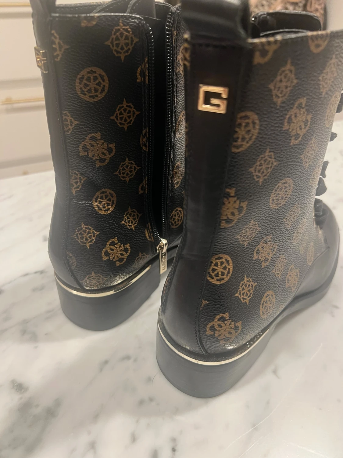 Svarta boots och sneakers från Guess - 2