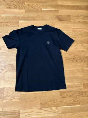 Mörkblå Moncler t-shirt i bomull - Snygg mörkblå t-shirt från Moncler.