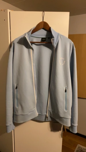 BOSS baby blue kofta - Baby blue boss kofta storlek M slutsåld k marknaden ej tillgänglig nånstans, mycket bra skick!