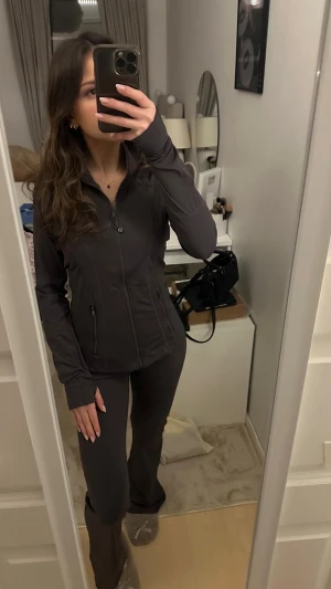 Lululemon set - Säljer detta skit snygga set! Jag har ingen äktenhetsbevis och vet inte om den är äkta eller inte då jag fått det i present☺️