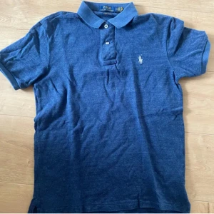 Ralph Lauren pike - Säljer en riktigt snygg Ralph Lauren pike i storleken S. Den har en väldigt cool unik blå färg, syns inte så bra på bilden men färgen är lite jeans aktig. Hör av dig vid intresse. ☀️ 😀 