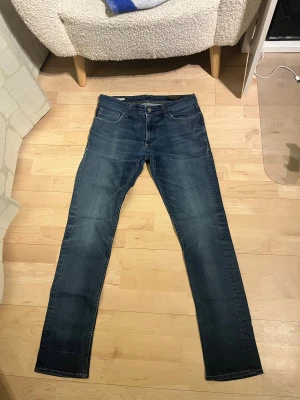 Jack & Jones Jeans - Modell: Skinny Fit / Ben | skick: 9/10 Midjan: 88 cm, L ben 78 cm, L från midjan ner 106 cm.