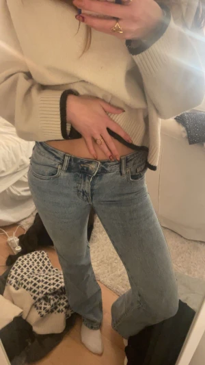 Ljusblå bootcut jeans från Levi's - Säljer ett par ljusblå jeans med klassisk femficksdesign och låg midja. Modellen har bootcut-ben som ger en snygg siluett och är tillverkad i mjukt jeanstyg. Perfekt för dig som gillar retrovibbar och avslappnad stil. FULL LENGTH