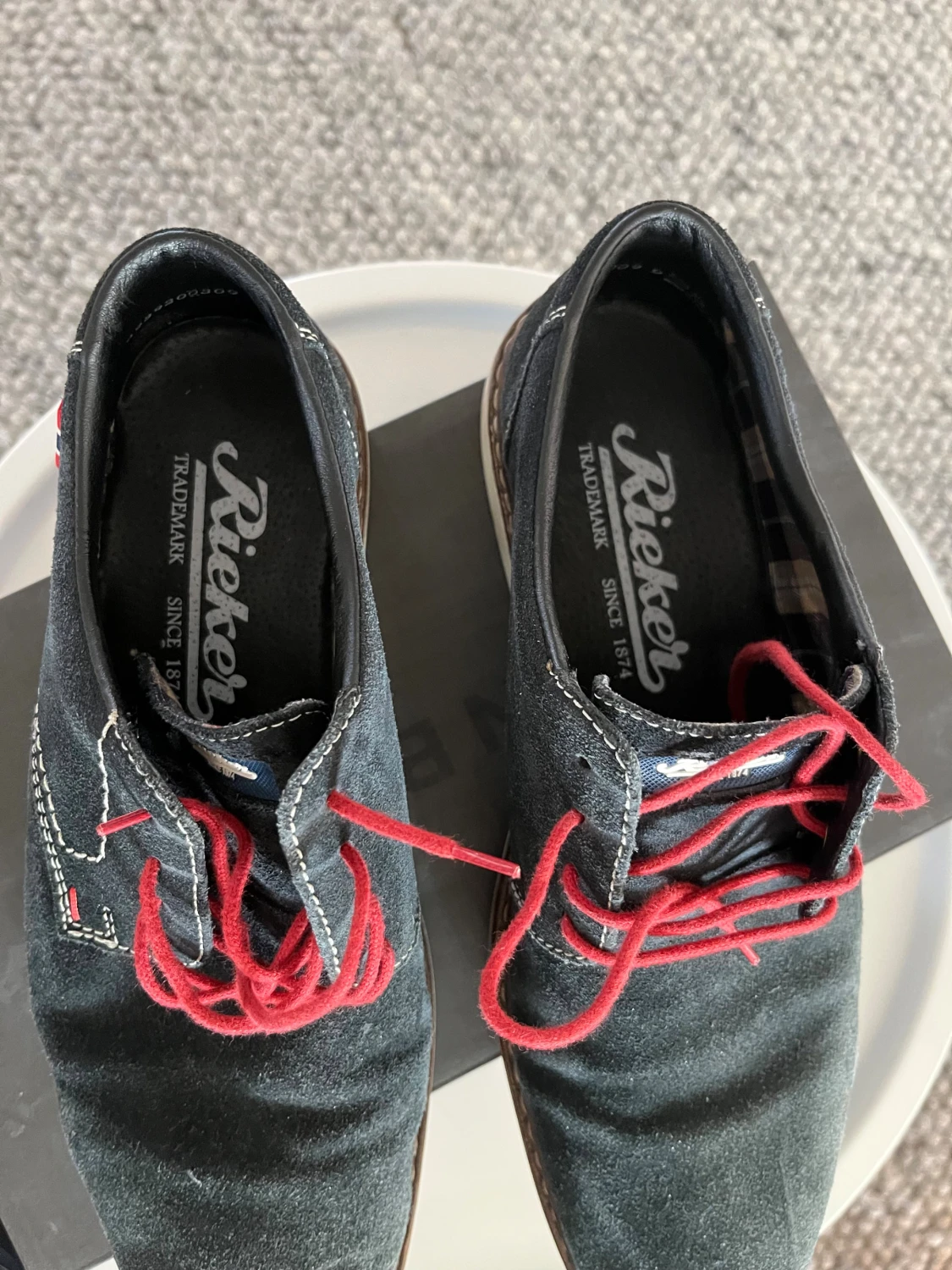 Svarta mockaskor från Rieker med röda snören - 1