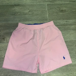 Rosa badshorts från Polo Ralph Lauren - Snygga ljusrosa badshorts från Polo Ralph Lauren aldrig använd 