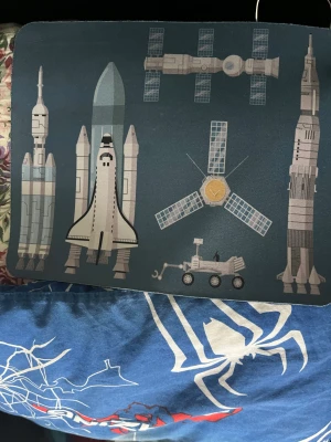 Musmatta  - Jag säljer min gamla musmatta som är väldigt bra att lägga som mus och spela med den. Vill bli av med den, det tar bara plats så därför vill jag sälja den. Köpte den för 120kr men säljer den för 50kr