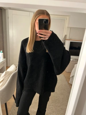 Svart stickad tröja från Nelly - Mysig svart stickad tröja från Nelly i storlek S. Tröjan har en loose passform med långa ärmar och rund halsringning. Lite nopprig men inget som syns jätte tydligt. 