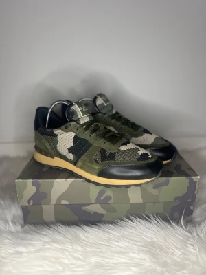 Valentino rockrunners  - Rockrunners !! | Säljer dessa supersnygga valentino rockrunners💫 | Skorna är i strl 45| Skorna är 9,9/10 skick och sparsamt använda, endast använda två gånger utomhus🌟| ingen box medföljer, endast skor! | Nypris - ca 5000  sek | Pris kan diskuteras vid snabb affär!! 💸 | För flera bilder eller frågor så är det bara att kontakta mig, skriv gärna till mig innan ni köper!📩