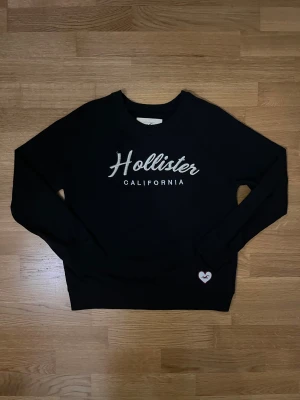 Hollister sweatshirt  - Fin marinblå  Hollister sweatshirt i storlek S, mycket bra skick. Skriv för frågor eller funderingar 🙏🏼