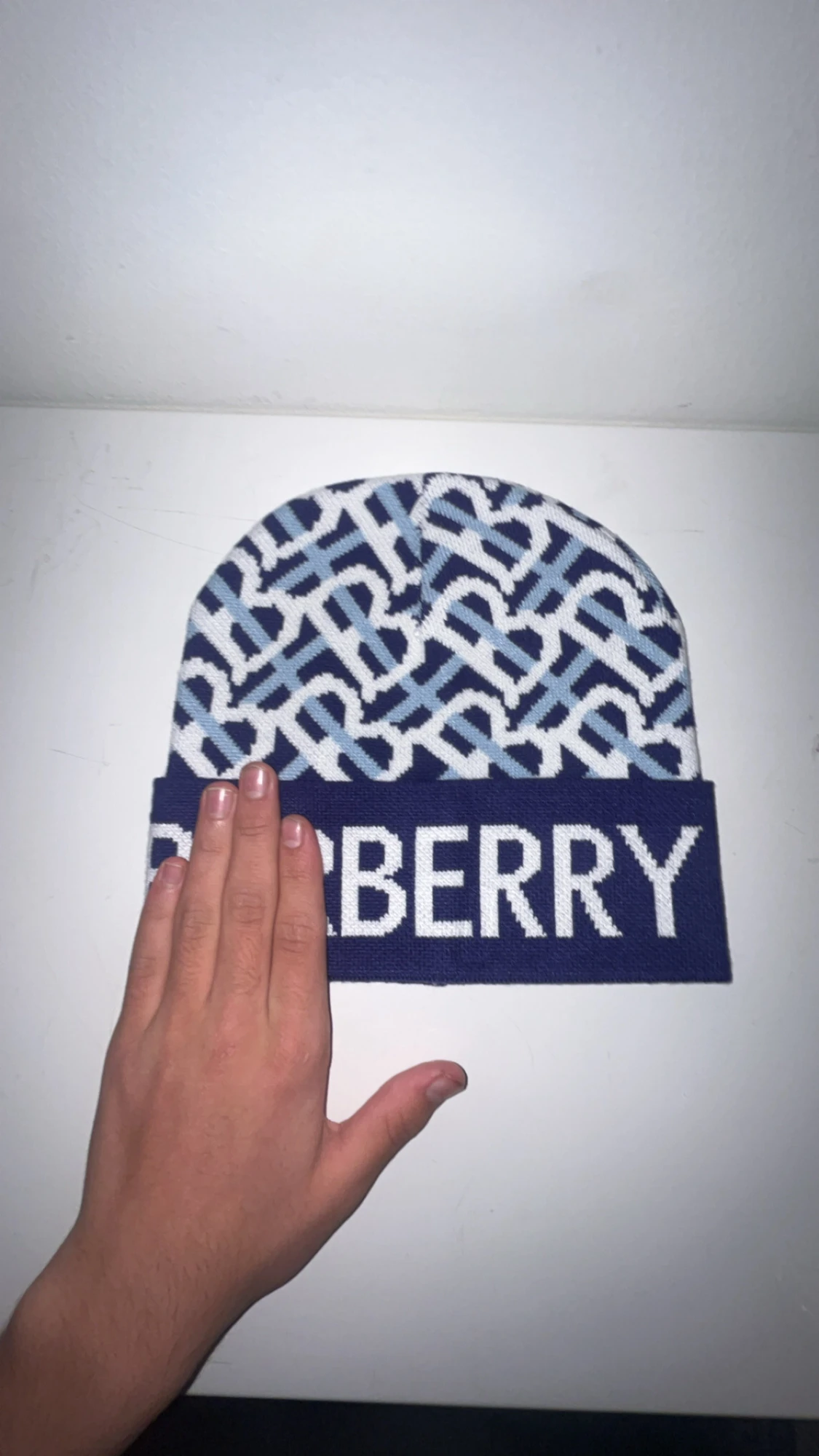 Bb blåvit stickad mössa