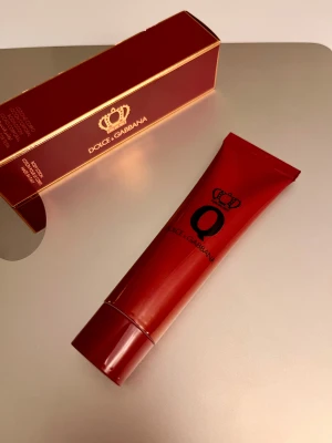 Dolce & Gabbana Q – Body Lotion 25ml - Äkta Dolce & Gabbana Q Body Lotion – 25ml. Doftnoter: lemon, cherry och cedarwood.✨ Lyxig lotion med fräsch, feminin doft som passar perfekt att layera med Q-parfymen (som jag också säljer!) Perfekt för handväskan, resan eller att prova doften innan man köper fullsize! ✨   ‼️Kommer från ett original Dolce & Gabbana Q gift set, därför står det “NOT FOR SALE” på förpackningen. Batchnummer finns endast på original-gåvosetets yttre förpackning. 