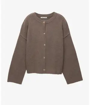 Mysig brun kofta från pull a bear med rund hals och knappar framtill. Koftan har långärmade, lite loose ärmar och är stickad i jätte mjukg material. Perfekt för lager-på-lager och chill dagar. Enkel och stilren design som funkar till många outfits. Orginal pris 379 använd 1 gång