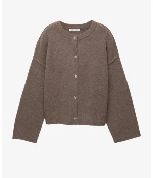 Brun kofta med knappar från pull a bear - Mysig brun kofta från pull a bear med rund hals och knappar framtill. Koftan har långärmade, lite loose ärmar och är stickad i jätte mjukg material. Perfekt för lager-på-lager och chill dagar. Enkel och stilren design som funkar till många outfits. Orginal pris 379 använd 1 gång