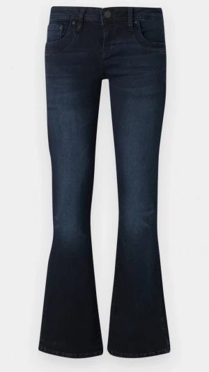 LTB valerie mörkblå jeans - Säljer ett par knappt använda LTB jeans i modellen ”valerie”. Jeansen är mörkblå, nästan svarta. Säljer pga att de är för långa/för stora i midjan. Storlek 27/34 och är ca 170. 