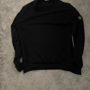 Svart Stone Island tröja  - Svart Stone Island tröja storlek S, fint skick inga skador eller så. Använd 3 månader. 