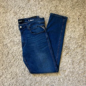 Replay Anbass jeans  - Hej! Säljer dessa sjukt snygga Replay Anbass jeans perfekta inför vintern!❄️Storlek: 33/32 och skicket är mycket bra!🙌