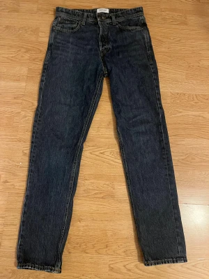 Jack & Jones Relaxed/Chris  - Snygga mörkblå jeans från Jack & Jones, modell Relaxed/Chris. Klassisk femficksdesign med raka ben och kontrastsömmar. Jeansen har normal passform och perfekt för dig som gillar en casual look.