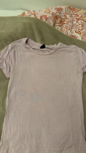 Rosa topp - En rosa topp med väldigt skönt tyg, från gina i strl S 