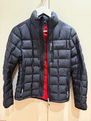 Stellar tunn dunjacka - Tunn dunjacka från Stellar Equpiment, sparsamt använd mycket bra skick. Mörkblå, just denna modell säljs inte längre men motsvarar nog deras nuvarande ultralight down jacket (nypriset för den är ca 3500kr)