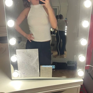 Fluffig top - Topp med fluffigt material. Från Nelly i riktigt bra skick