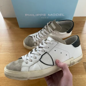 Philippe Model Skor - Stilrena philippe model skor i väldigt bra skick. Skolåda samt allt inuti den medföljer. Dem är lite slitna på sulan undertill, mycket bra skick annars. Det är bara att fråga ifall du har någon fråga! Kvitto finns🙌🏻💫