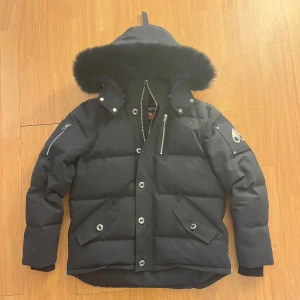 Svart Moose Knuckles dunjacka med päls - Använd max 3 gånger, inget för mig. Storlek L passar mig som går runt med M, jättevarmt o skön perfekt till vintern. Inga defekter, skriv vid frågor/intresse 👋