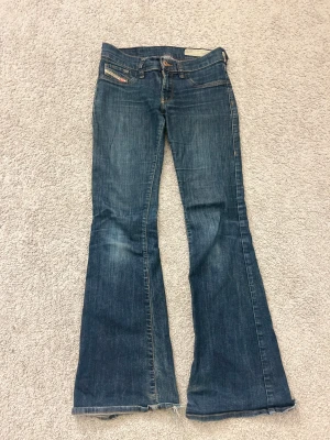 mörkblåa lågmidjade diesel jeans  - Ett par jätte snygga jeans från diesel i storlek W26 och L30. Ganska slitna nedtill då de är använda väl eftersom de är mina favorit jeans. Pris går att diskuteras!💕💕