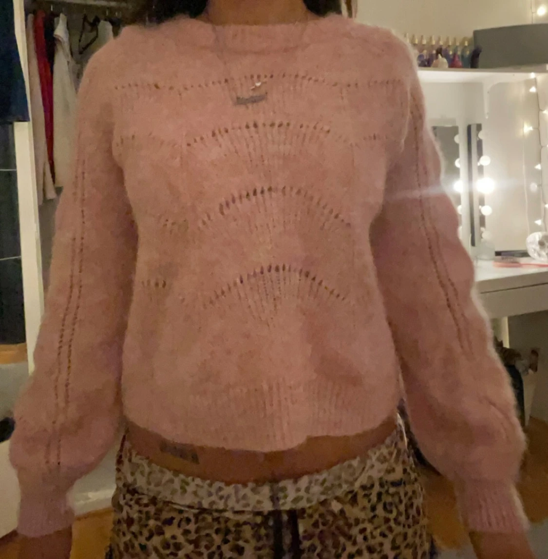 Ljusrosa stickad tröja med mönster - 1