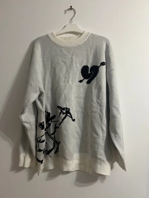 Amor Knit sweater - Amor Knit Sweater – Lunara Säljer min stickade Amor-tröja från Lunara i väldigt fint skick. Den är lite skrynklig just nu men fixas enkelt med tvätt/ångning. Supermjuk, lätt och har en relaxed passform.