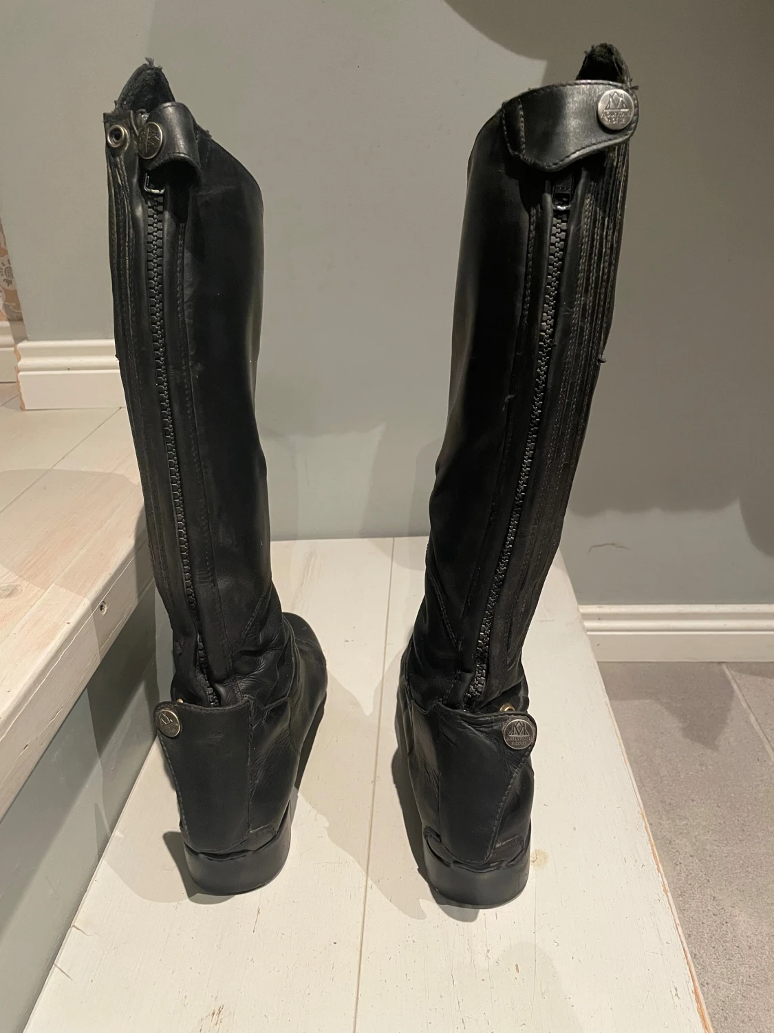 Svarta ridstövlar - 1