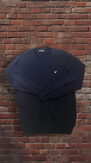 Mörkblå Lyle & Scott tröja i bomull - En väldig snygg tröja ifrån Lyle Scott som säljs då den inte används längre! Storlek📏: M Mått kan skickas i dm om önskat! Skick: Utmärkt skick, inga skador  Färg 🎨: marinblå med gul logga Nypris: ungefär 1000kr Alla klädesplagg som säljs hos mig paketeras med kvalitet och skickas samma dag eller dagen efter! Klädesplagg tvättas såklart innan frakt!  Tveka inte på att höra av dig vid minsta fundering, pris kan diskuteras😊🤝