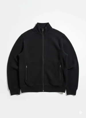 Svart bomberjacka från Chaps, M - Svart bomberjacka från Chaps i storlek M. Jackan har ribbad krage, hel dragkedja framtill och två fickor med dragkedja. Materialet är stickad polyester som ger en mjuk och sportig känsla. Mått: 46 cm över axlarna och 62 cm längd. Perfekt för dig som gillar stilren och enkel design.