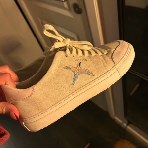 Beige sneakers från Axel Arigato - Kollar intresset på mina axel arigato skor