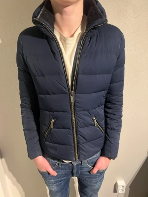 Field jacka - Hej, säljer nu denna snygga field jackan i storlek XS som är grym nu till hösten, skicket är 9/10! Hör av er vid frågor