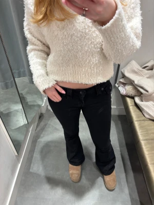 True Religion jeans - Säljer ett par svarta lågmidjade jeans i modellen Joey från True Religion. Storlek 25 som passar XS-S. Nypris:1299kr mitt pris:600kr