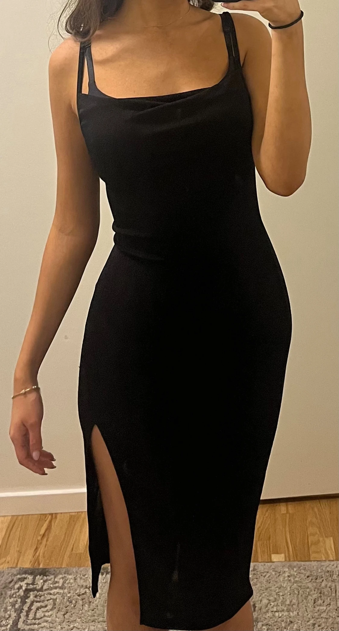 Svart midi klänning med slits - 1